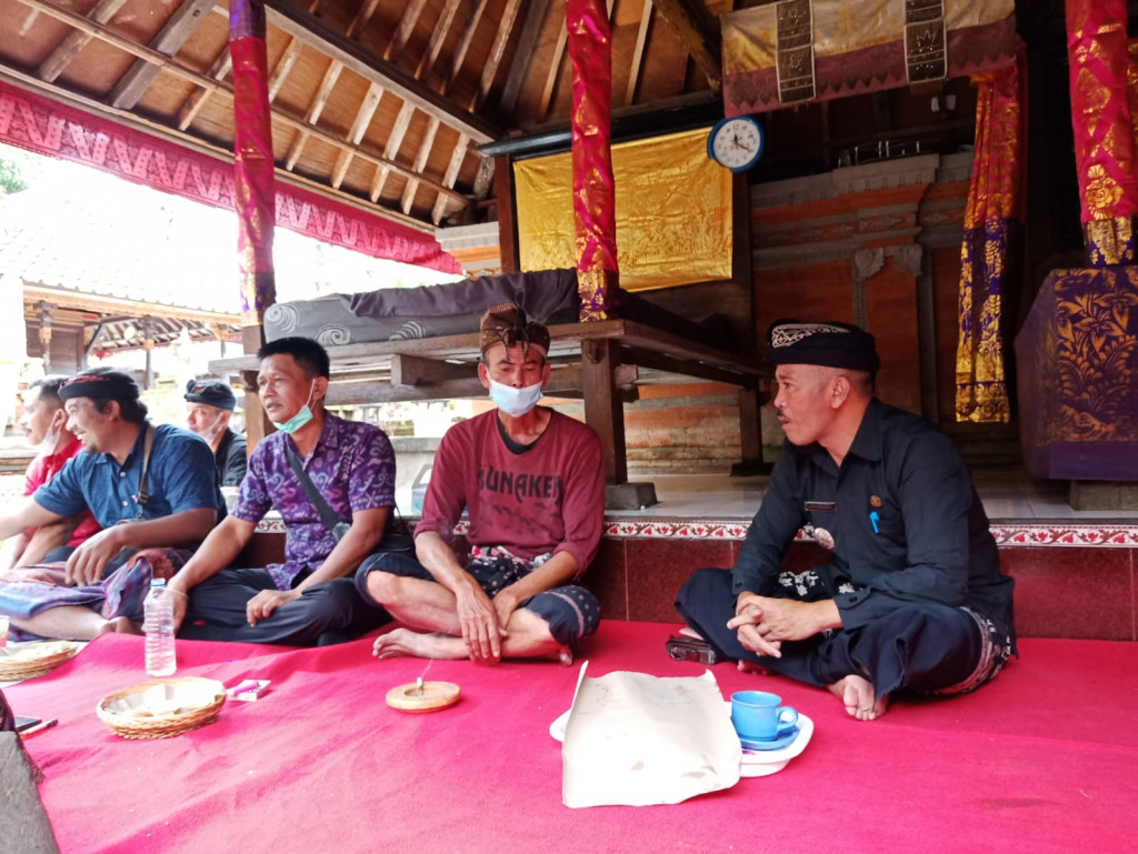Perbekel Petang bersama Perangkat dan Staf Desa Petang Melayat ke Rumah I Ketut Suardana, Br Kambangan Bongkasa